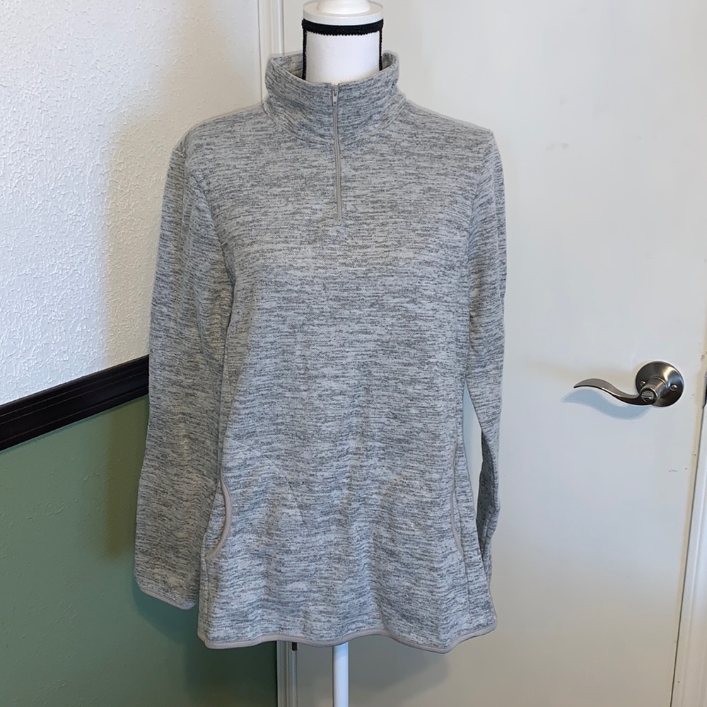 Women’s long sleeve 1/4 zip pullover sweatshirt with front pocket